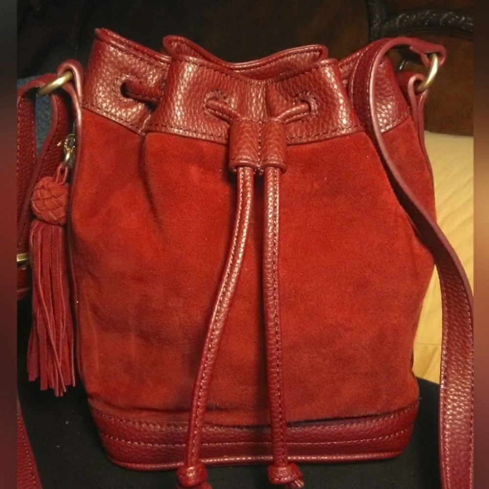 BNWOT LEATHER RED BOHO-ISH SHOULDER HANDBAG W/ SIDE POCKET TASSLE BEAUTIFUL